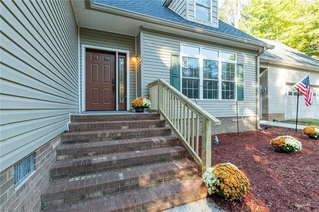 287 Fawn Trail, photo 4 of 49