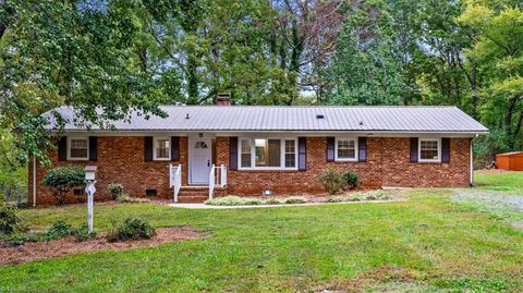 Photo of 5979 US Highway 220, Asheboro, NC 27205 (MLS # 1198349)