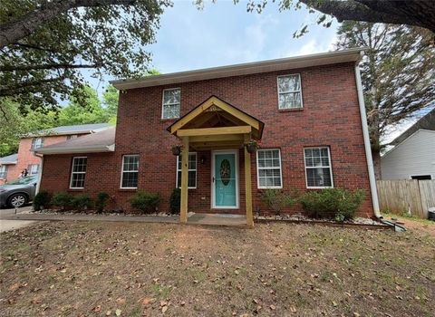 Homes For Sale - 605 Sir Knight Court<br/> Clemmons, NC 27012
