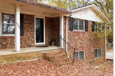 Homes For Sale - 1526 Ann Arbor Court<br/> High Point, NC 27265