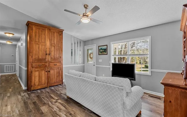 3816 Spring Branch Drive, photo 3 of 35