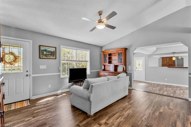 3816 Spring Branch Drive, photo 4 of 35