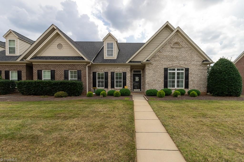 Photo of 1430 Crestlawn Trail, Pfafftown, NC 27040 (MLS # 1236198)