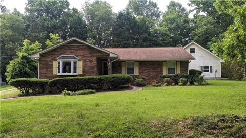 Single Family Residence in Greensboro NC 808 Pinoak Road.jpg
