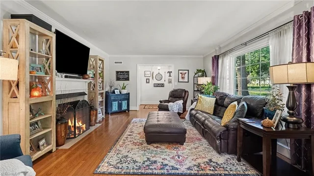 3801 Dogwood Drive, photo 3 of 32