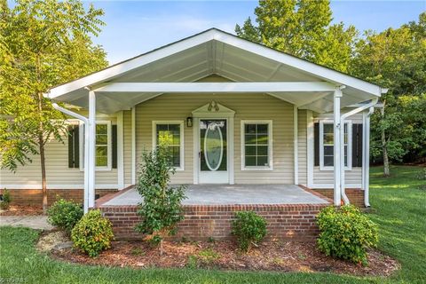 A home in Clemmons