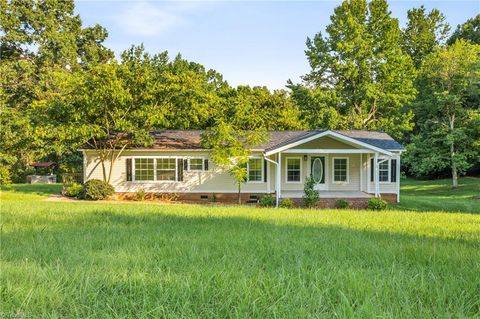 A home in Clemmons