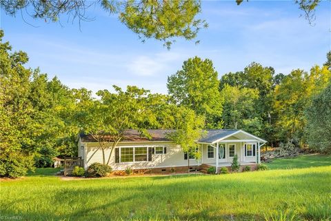 A home in Clemmons