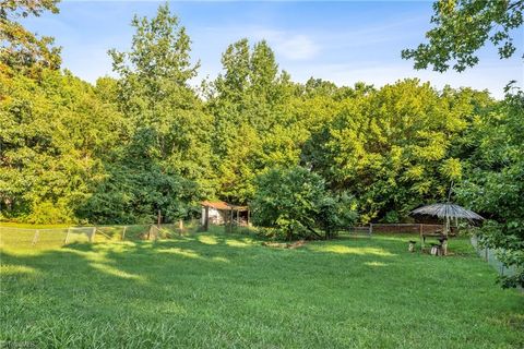 A home in Clemmons