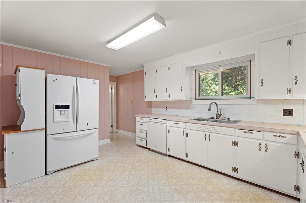 Clemmons, North Carolina 27012, United States, 3 Bedrooms Bedrooms, ,3 BathroomsBathrooms,Residential,Active,221633