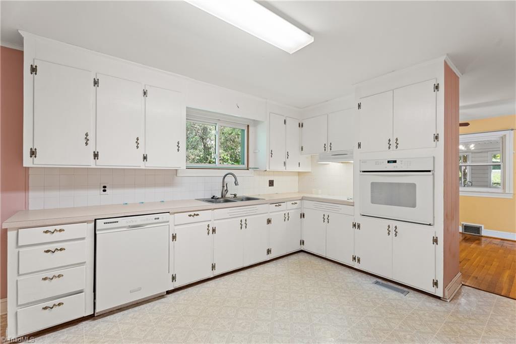 Clemmons, North Carolina 27012, United States, 3 Bedrooms Bedrooms, ,3 BathroomsBathrooms,Residential,Active,221633