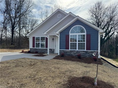 Homes For Sale - 812 E Russell Avenue<br/> High Point, NC 27260