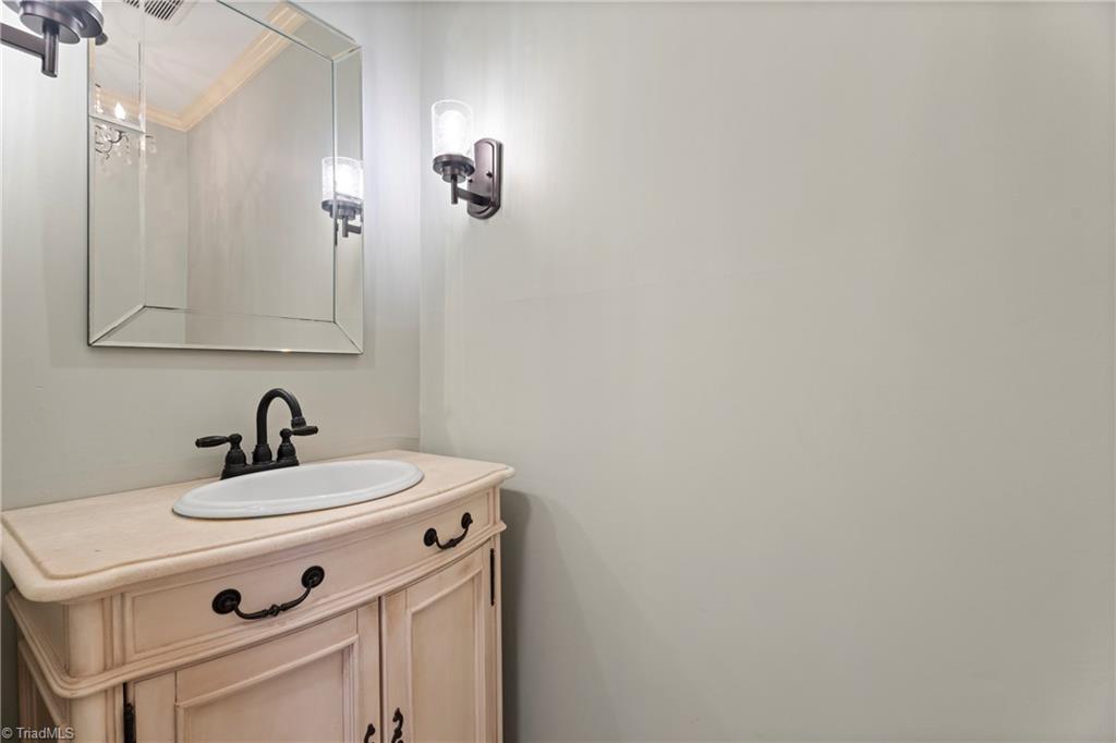 Winston-Salem, North Carolina 27104, United States, 3 Bedrooms Bedrooms, ,4 BathroomsBathrooms,Residential,Pending,1708