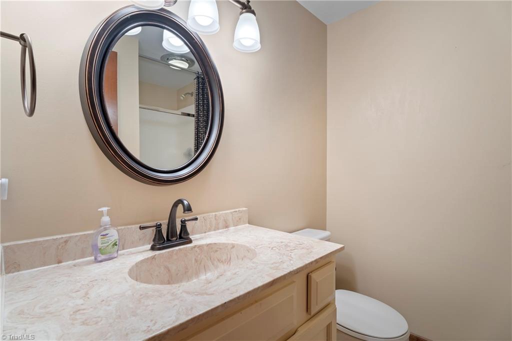 Winston-Salem, North Carolina 27104, United States, 3 Bedrooms Bedrooms, ,4 BathroomsBathrooms,Residential,Pending,1708