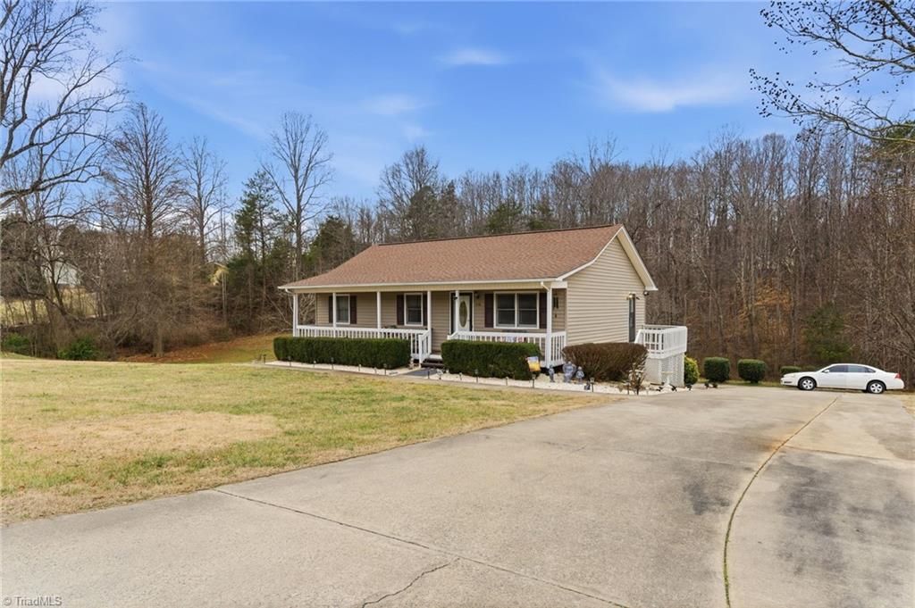 Photo of 158 Kimberly Lane, Thomasville, NC 27360 (MLS # 1207574)