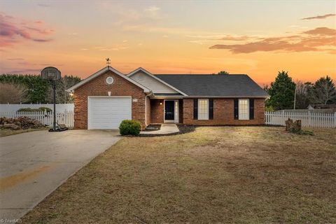 Homes For Sale - 5190 Robin Lane<br/> Randolph County, Randleman, NC 27317