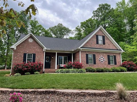 Homes For Sale - 125 Drayton Court<br/> Mocksville, NC 27028