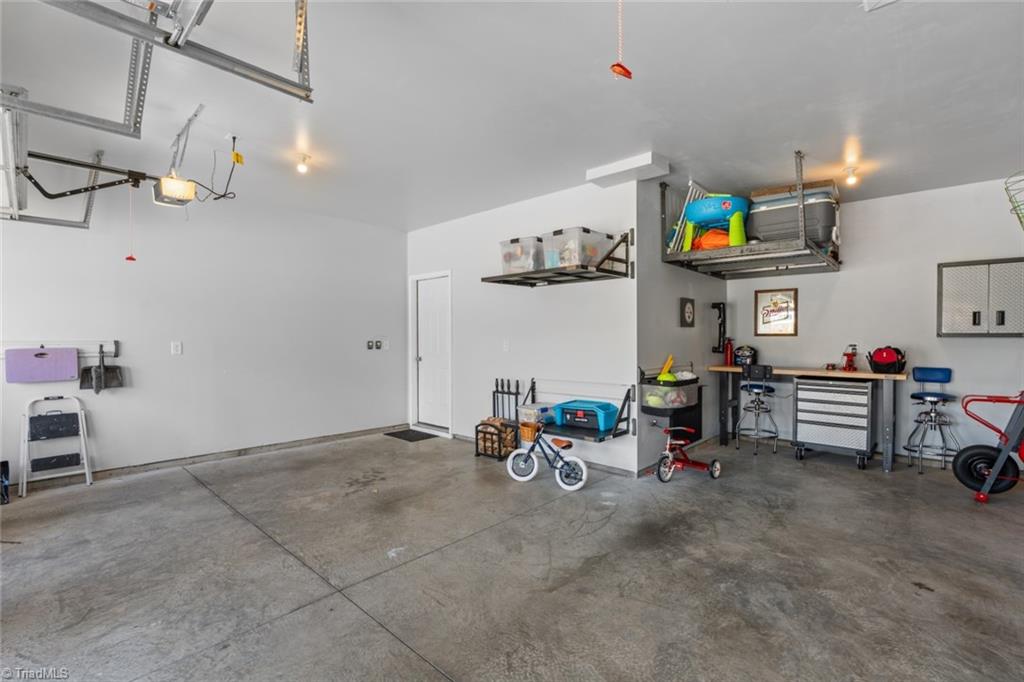 Winston-Salem, North Carolina 27103, United States, 3 Bedrooms Bedrooms, ,3 BathroomsBathrooms,Residential,Pending,76660