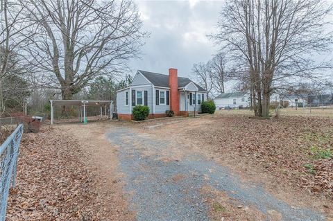 Homes For Sale - 238 Underwood Street<br/> Randolph County, Asheboro, NC 27203