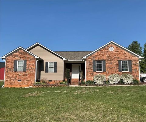 Homes For Sale - 125 Gumtree Court<br/> Mocksville, NC 27028