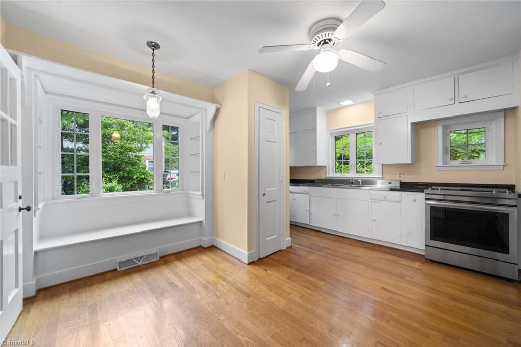 Winston-Salem, North Carolina 27104, United States, 6 Bedrooms Bedrooms, ,3 BathroomsBathrooms,Residential,Pending,138591