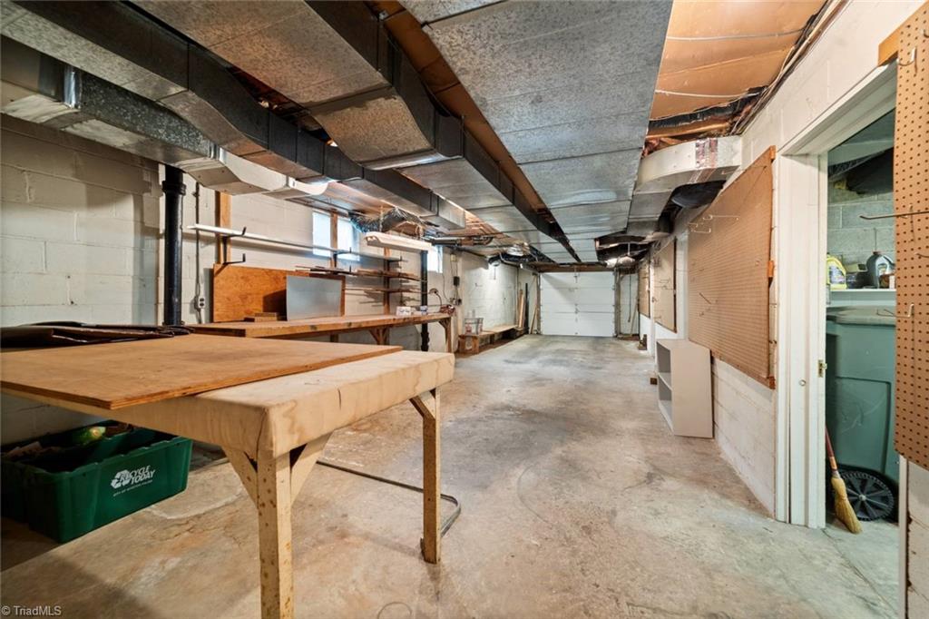 Winston-Salem, North Carolina 27104, United States, 6 Bedrooms Bedrooms, ,3 BathroomsBathrooms,Residential,Pending,138591