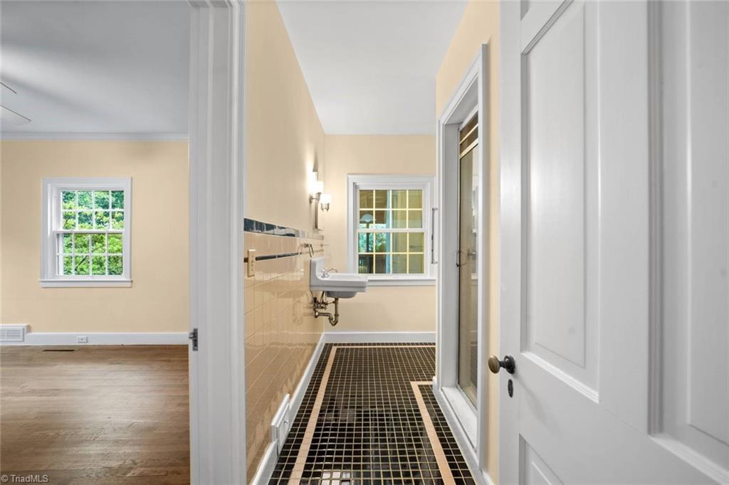 Winston-Salem, North Carolina 27104, United States, 6 Bedrooms Bedrooms, ,3 BathroomsBathrooms,Residential,Pending,138591