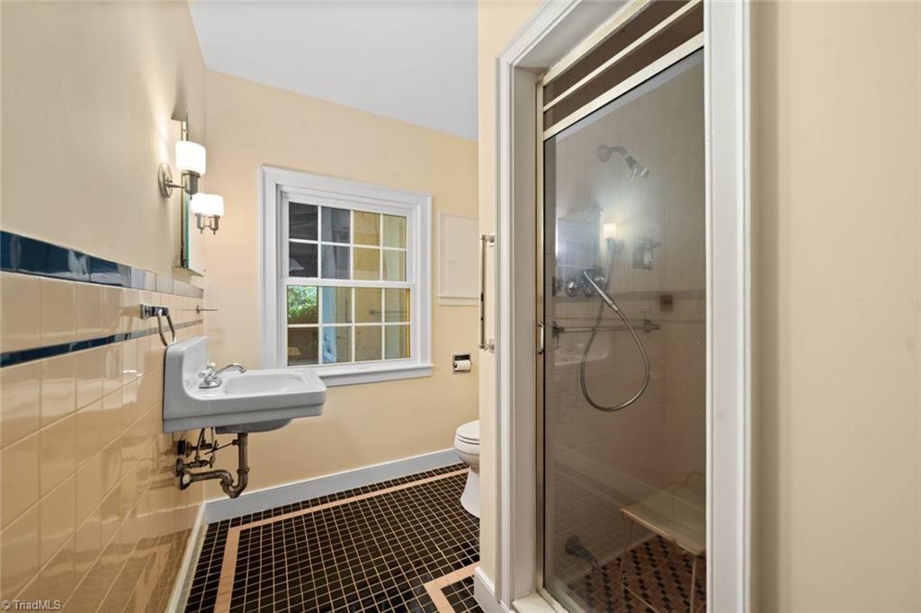 Winston-Salem, North Carolina 27104, United States, 6 Bedrooms Bedrooms, ,3 BathroomsBathrooms,Residential,Pending,138591