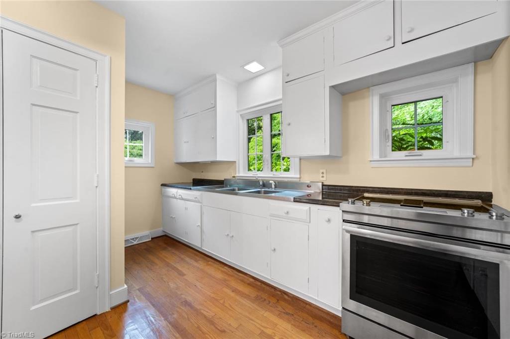 Winston-Salem, North Carolina 27104, United States, 6 Bedrooms Bedrooms, ,3 BathroomsBathrooms,Residential,Pending,138591