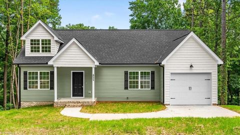 Homes For Sale - 655 Woodland Circle<br/> Asheboro, NC 27203