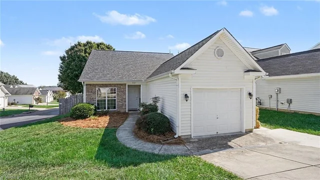 4401 River Forest Lane, photo 2 of 20