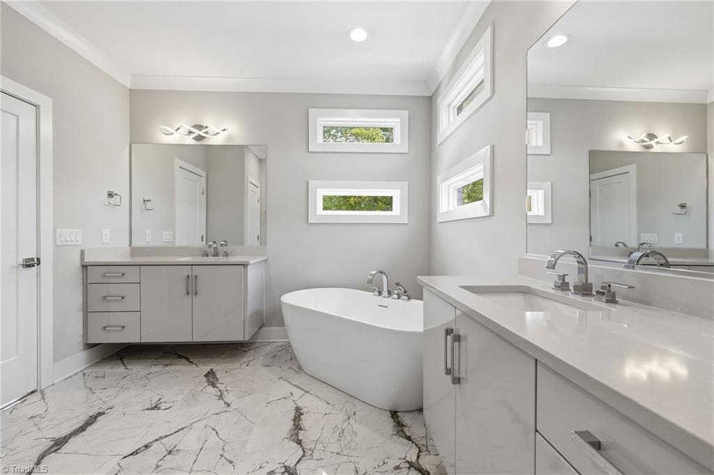 Welcome to this modern custom luxury home by Walraven Signature Homes, – image 30