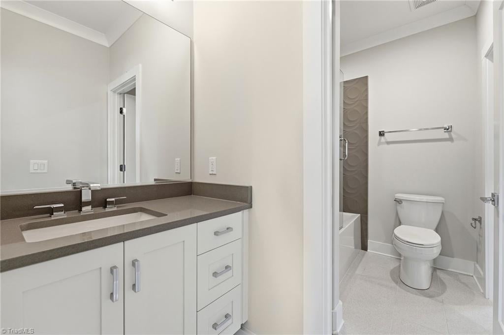Welcome to this modern custom luxury home by Walraven Signature Homes, – image 27