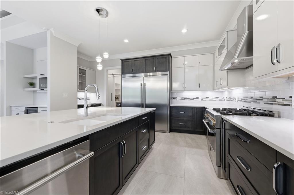 Welcome to this modern custom luxury home by Walraven Signature Homes, – image 15