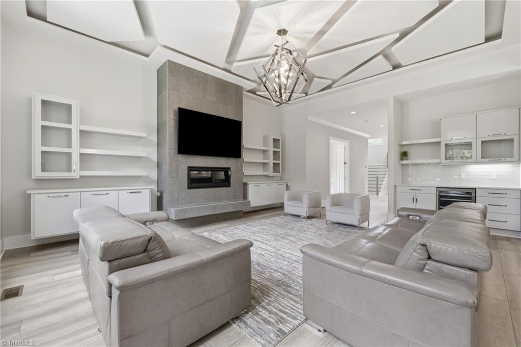 Welcome to this modern custom luxury home by Walraven Signature Homes, – image 11