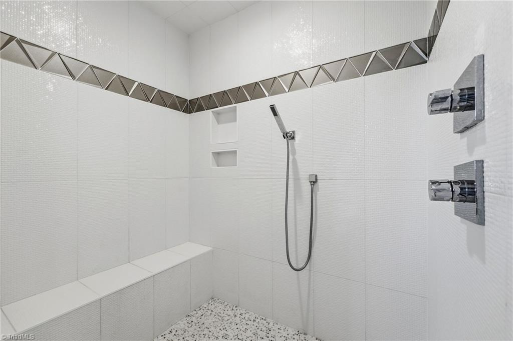 Welcome to this modern custom luxury home by Walraven Signature Homes, – image 32