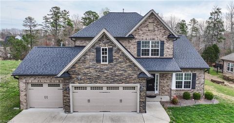 Homes For Sale - 2826 Fallin Court<br/> High Point, NC 27262