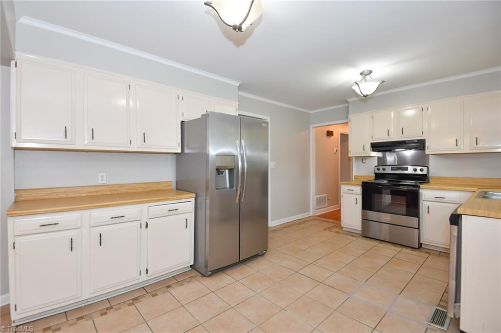 High Point, North Carolina 27265, United States, 4 Bedrooms Bedrooms, ,3 BathroomsBathrooms,Residential,Pending,161429