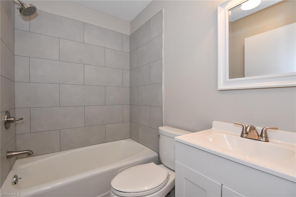 High Point, North Carolina 27265, United States, 4 Bedrooms Bedrooms, ,3 BathroomsBathrooms,Residential,Pending,161429