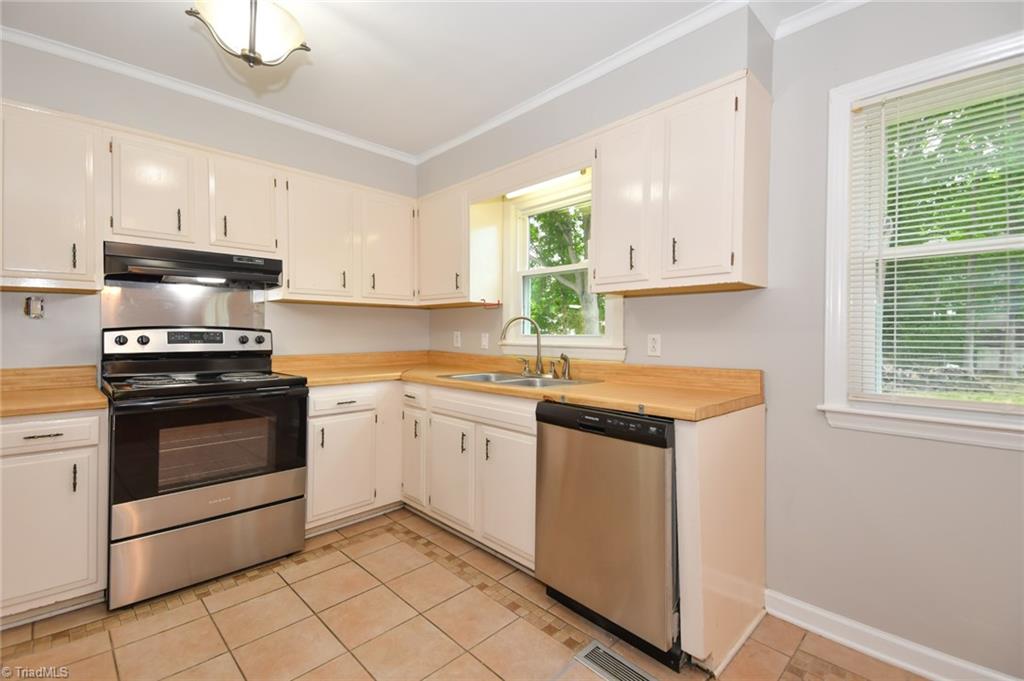 High Point, North Carolina 27265, United States, 4 Bedrooms Bedrooms, ,3 BathroomsBathrooms,Residential,Pending,161429