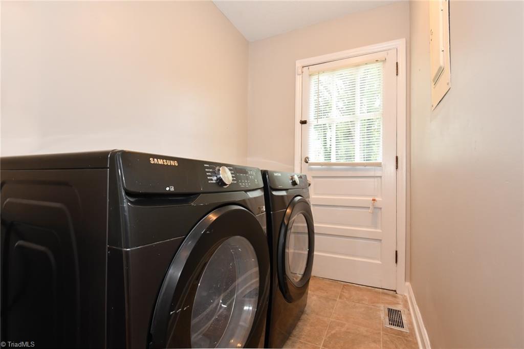 High Point, North Carolina 27265, United States, 4 Bedrooms Bedrooms, ,3 BathroomsBathrooms,Residential,Pending,161429