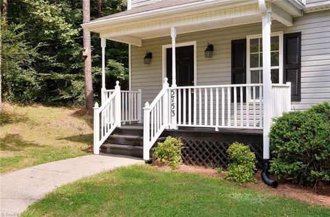 A home in Clemmons