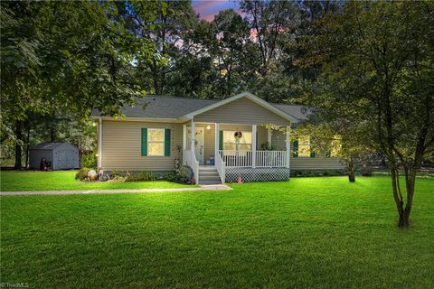 Homes For Sale - 170 Garrett Lane<br/> Thomasville, NC 27360