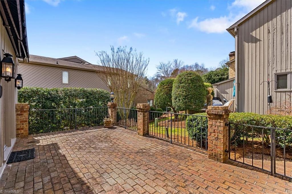 Greensboro, North Carolina 27403, United States, 3 Bedrooms Bedrooms, ,3 BathroomsBathrooms,Residential,Pending,82044