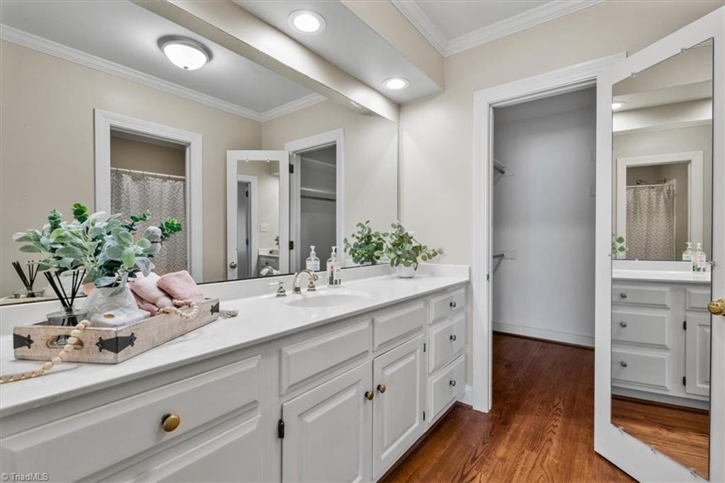 Greensboro, North Carolina 27403, United States, 3 Bedrooms Bedrooms, ,3 BathroomsBathrooms,Residential,Pending,82044