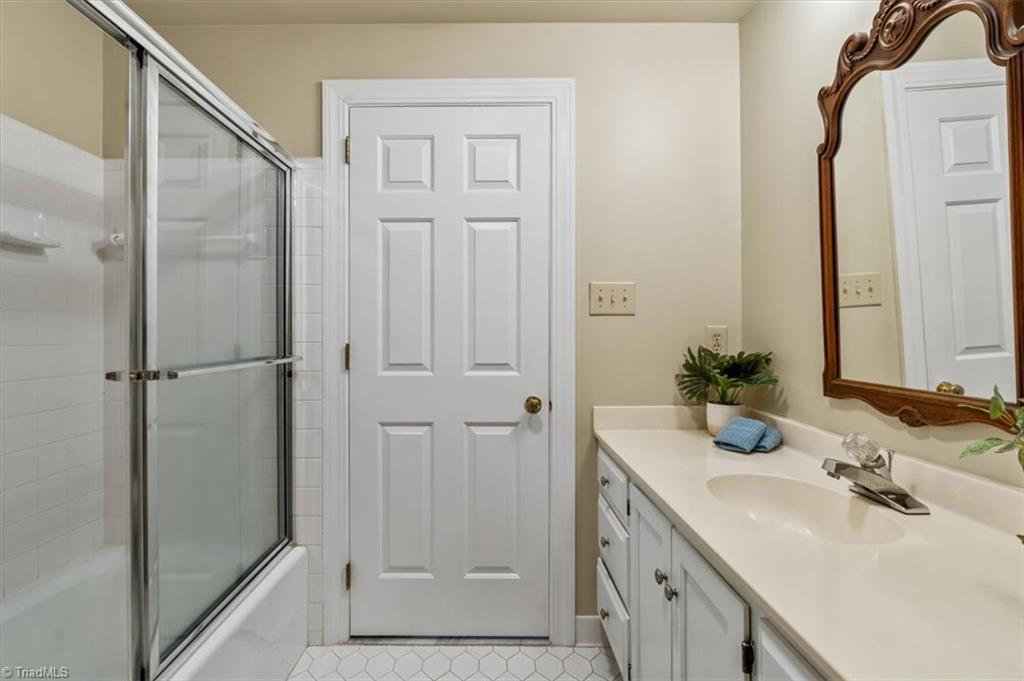 Greensboro, North Carolina 27403, United States, 3 Bedrooms Bedrooms, ,3 BathroomsBathrooms,Residential,Pending,82044