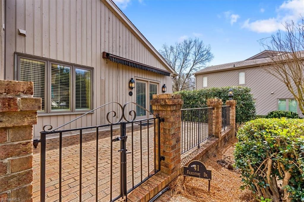 Greensboro, North Carolina 27403, United States, 3 Bedrooms Bedrooms, ,3 BathroomsBathrooms,Residential,Pending,82044