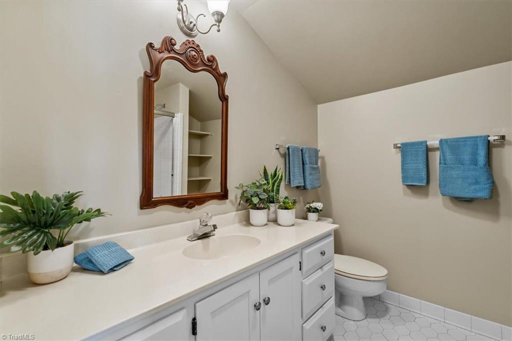 Greensboro, North Carolina 27403, United States, 3 Bedrooms Bedrooms, ,3 BathroomsBathrooms,Residential,Pending,82044