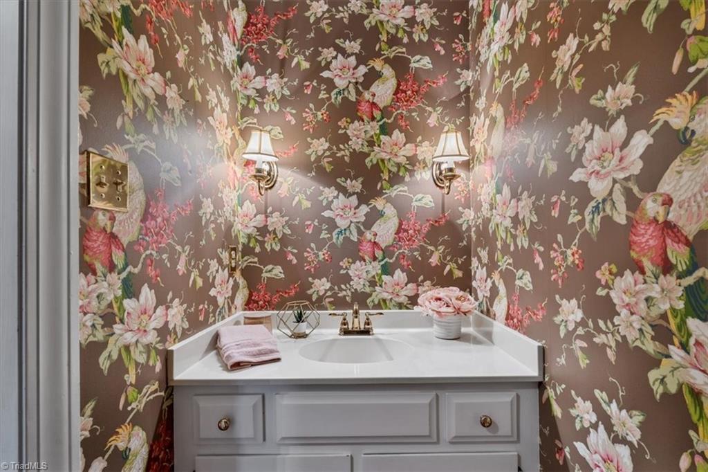 Greensboro, North Carolina 27403, United States, 3 Bedrooms Bedrooms, ,3 BathroomsBathrooms,Residential,Pending,82044