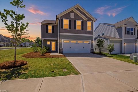 Homes For Sale - 146 Centerpiece Drive<br/> High Point, NC 27265